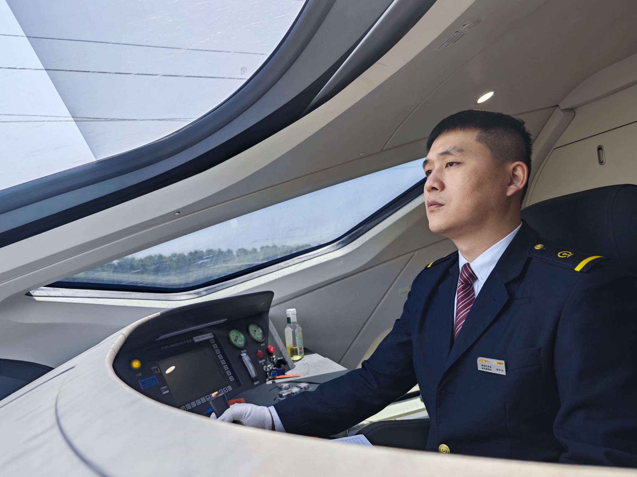 郑渝高铁司机李宁云在工作中.成都局供图