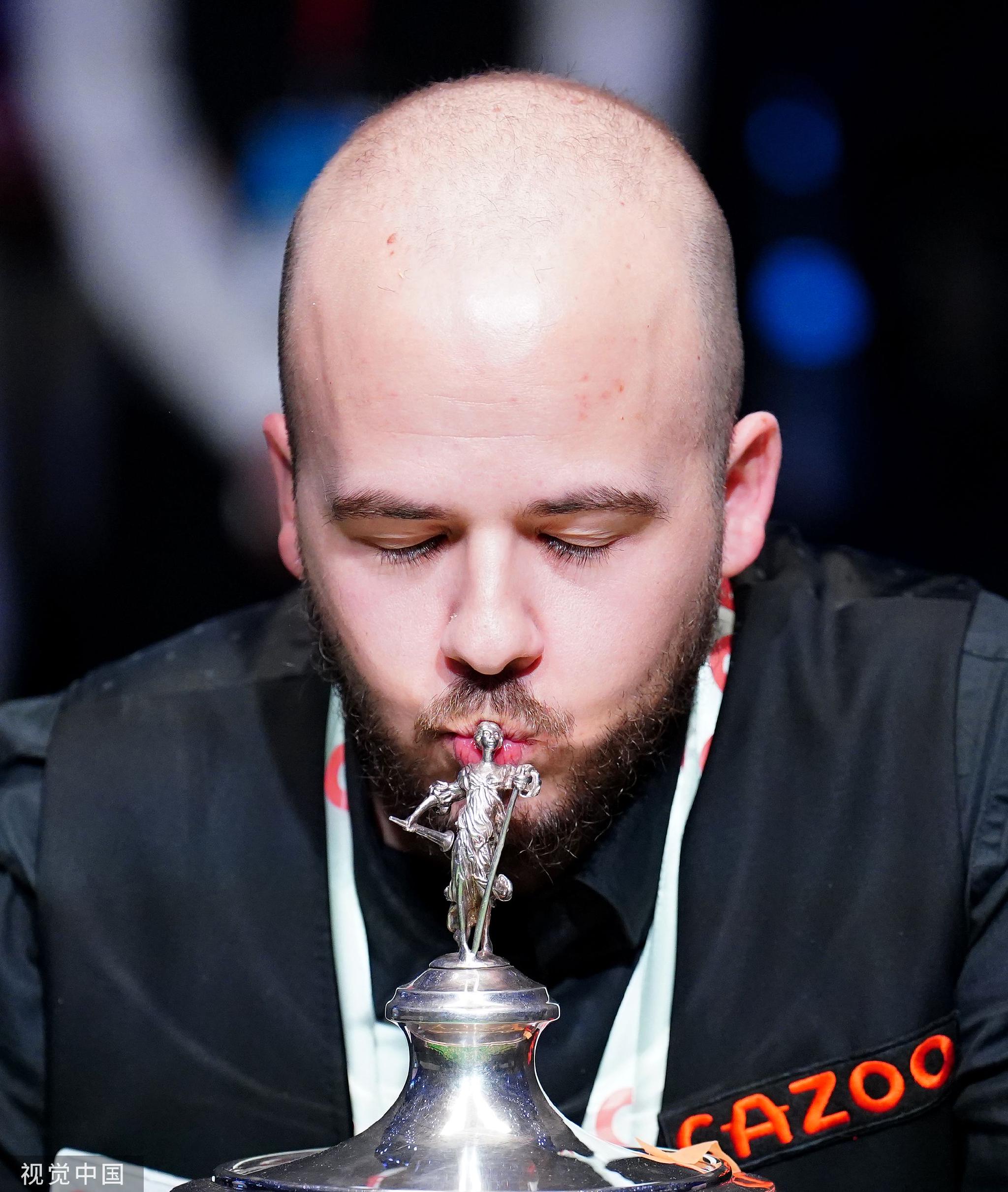 布雷切尔亲吻奖杯.