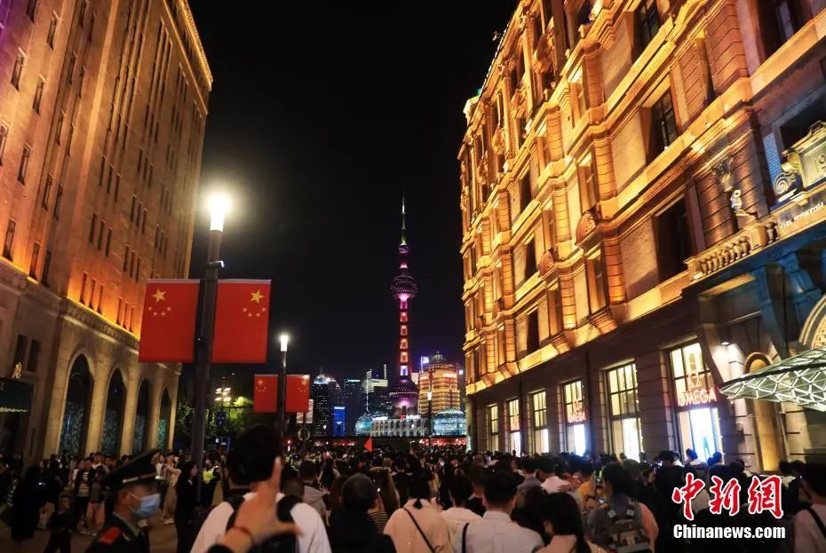 游客经南京东路步行街有序抵达上海外滩。汤彦俊 摄