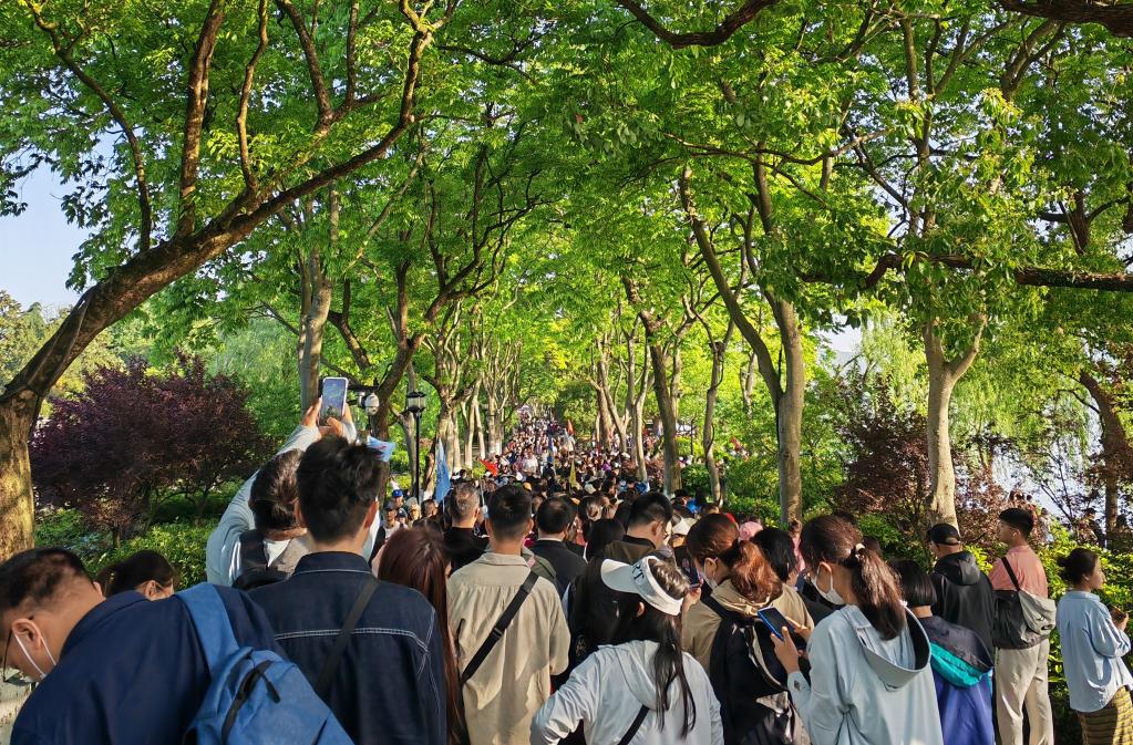 "五一"假期里的"西湖24小时"|西湖_新浪财经_新浪网