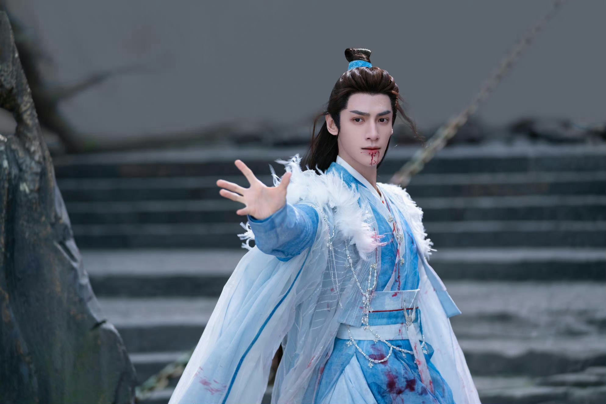 罗云熙《长月烬明》沧九旻战损剧照🈶……|造型|会演_新浪娱乐_新浪新闻