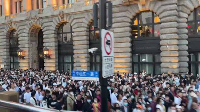 五一假期，上海外滩的人流量……|上海外滩_新浪新闻