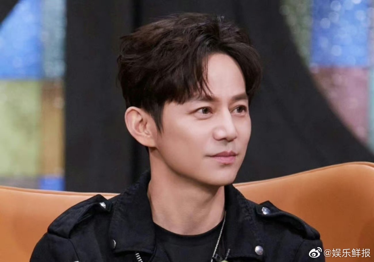 诺一确实有点神似何老师,都是轮廓很深的长相|诺一|何炅_新浪新闻