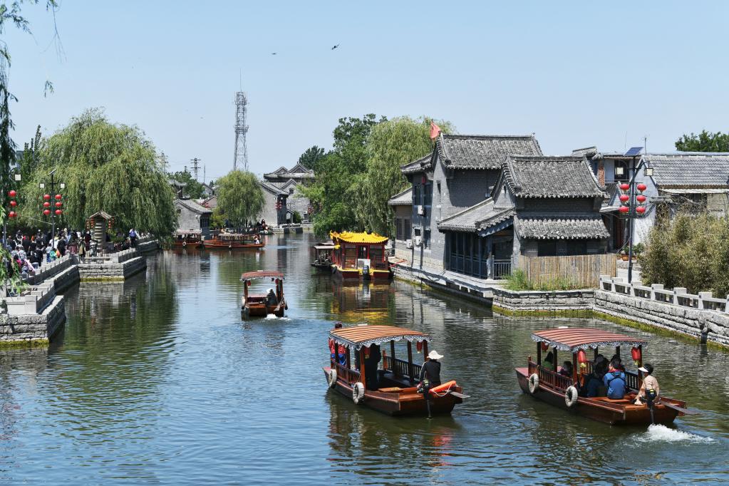 游客乘船游玩南阳古镇.新华社记者 张昕怡 摄