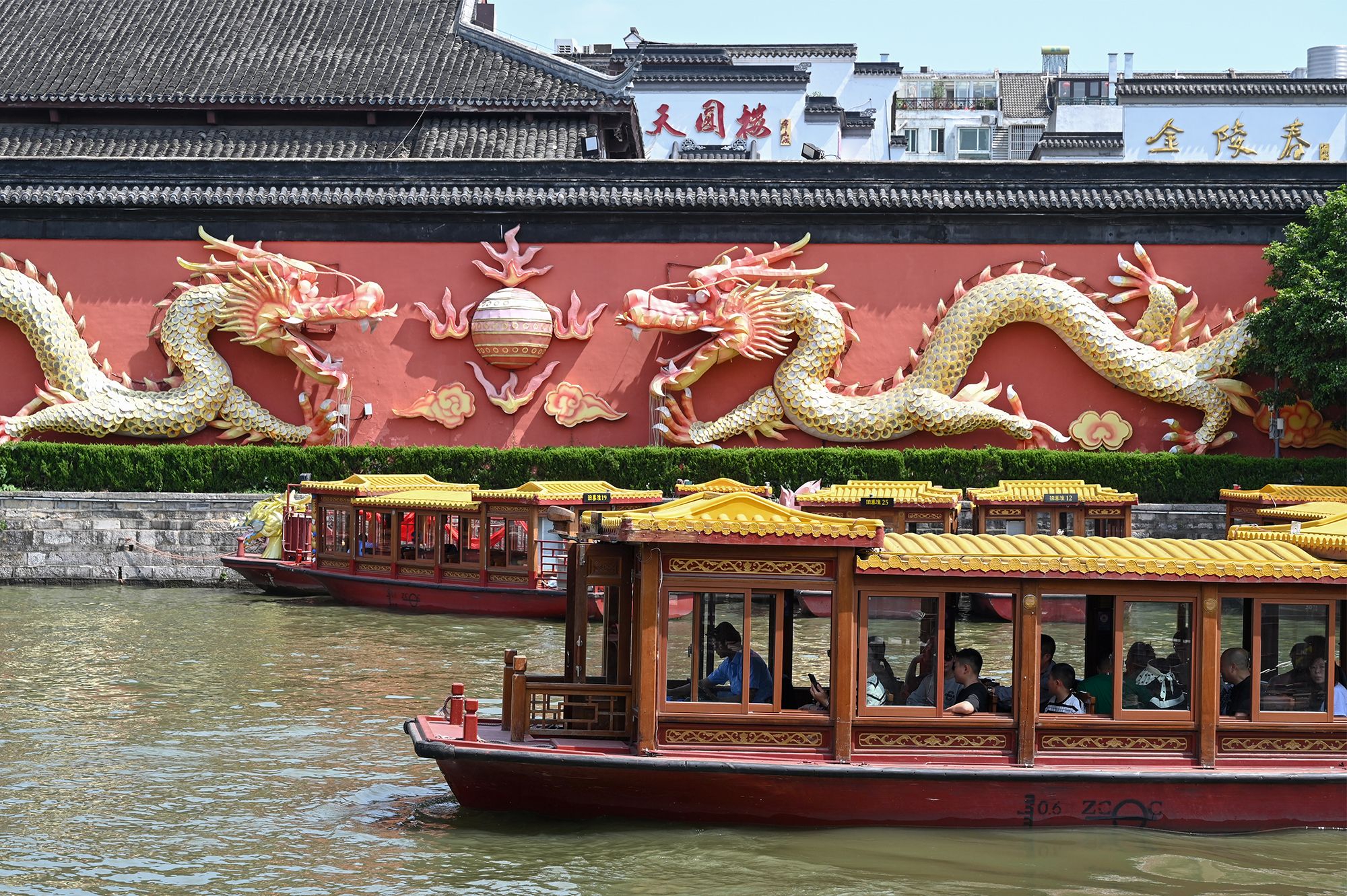 2023年5月2日,江苏省南京市,夫子庙景区里的秦淮河游船.