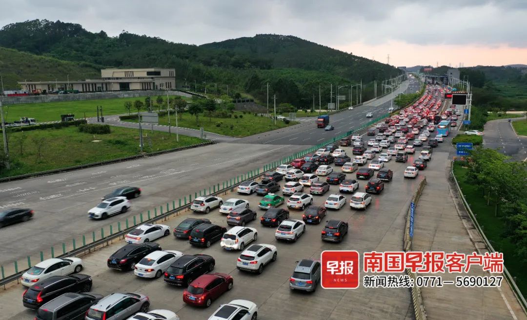 5月3日下午7时许,车辆通过南宁东收费站进城后,路面出现车流拥堵.