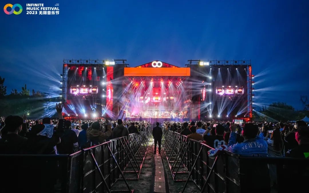 无限舞台首个登场的是歌手胡梦周,他用一首《怂shy》顿时点燃了全场