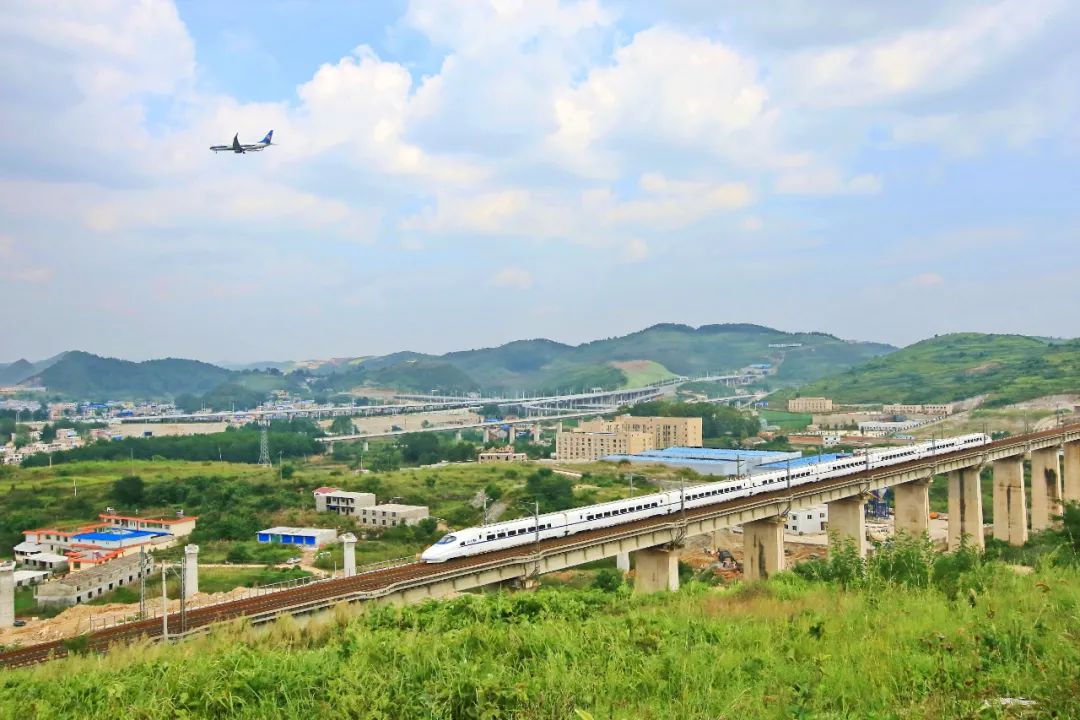 一列动车组列车行驶再贵阳高铁.张贵忠 摄