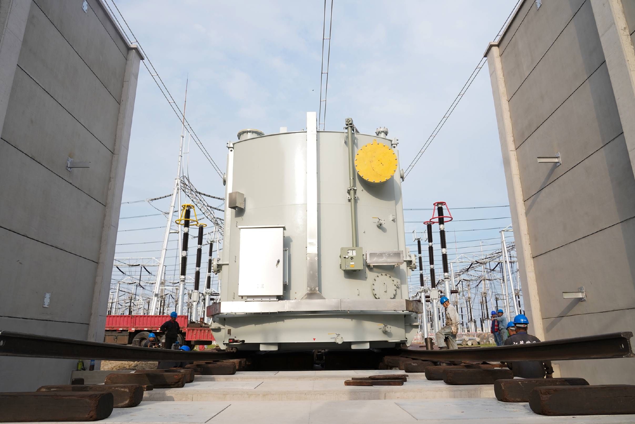 电力工人坚守岗位 五一假期为变电站"换心"__财经头条