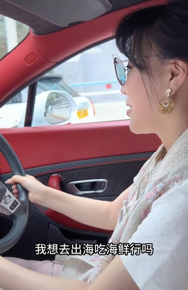 吕良伟罕见撒娇秀恩爱，富婆娇妻开三四百万豪车，却被嘲是软饭男