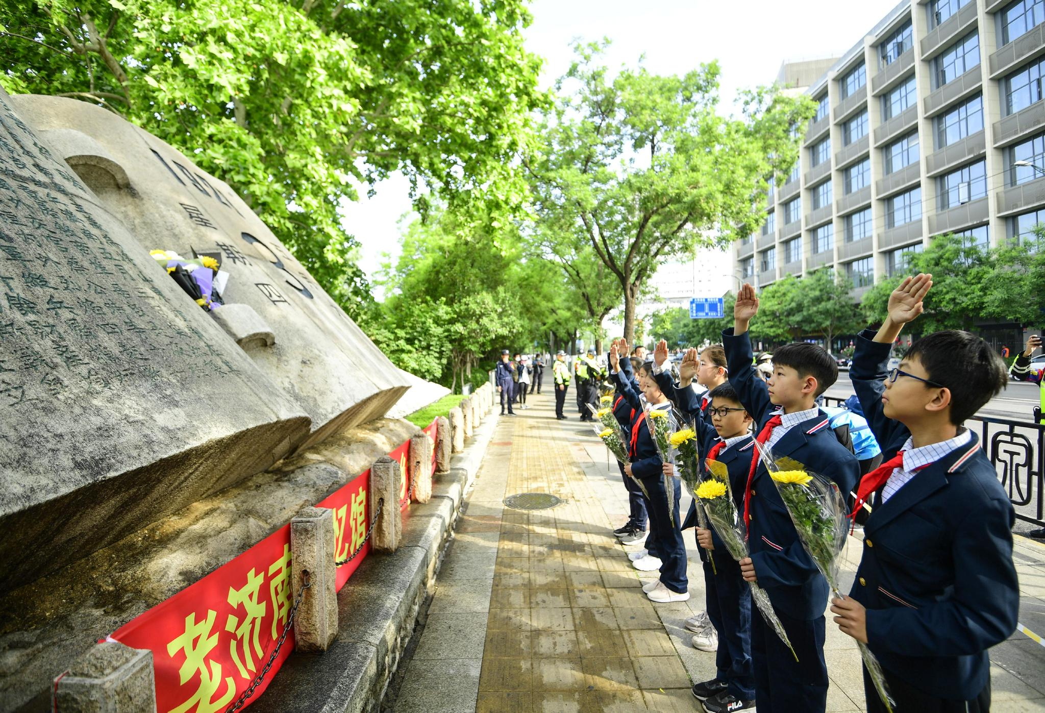 济南群众纪念“五三惨案”休闲区蓝鸢梦想 - Www.slyday.coM