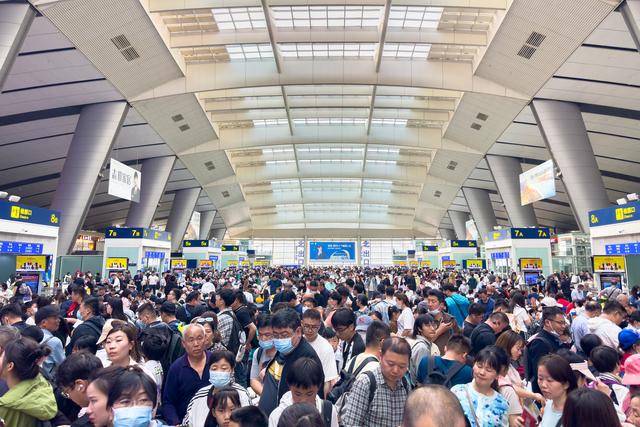 2023年5月2日,北京南站,"五一"假期临近尾声,火车站迎来旅客返程高峰.