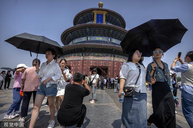 2023年5月3日,北京,五一假期的最后一天,游人在天坛前打伞游玩.