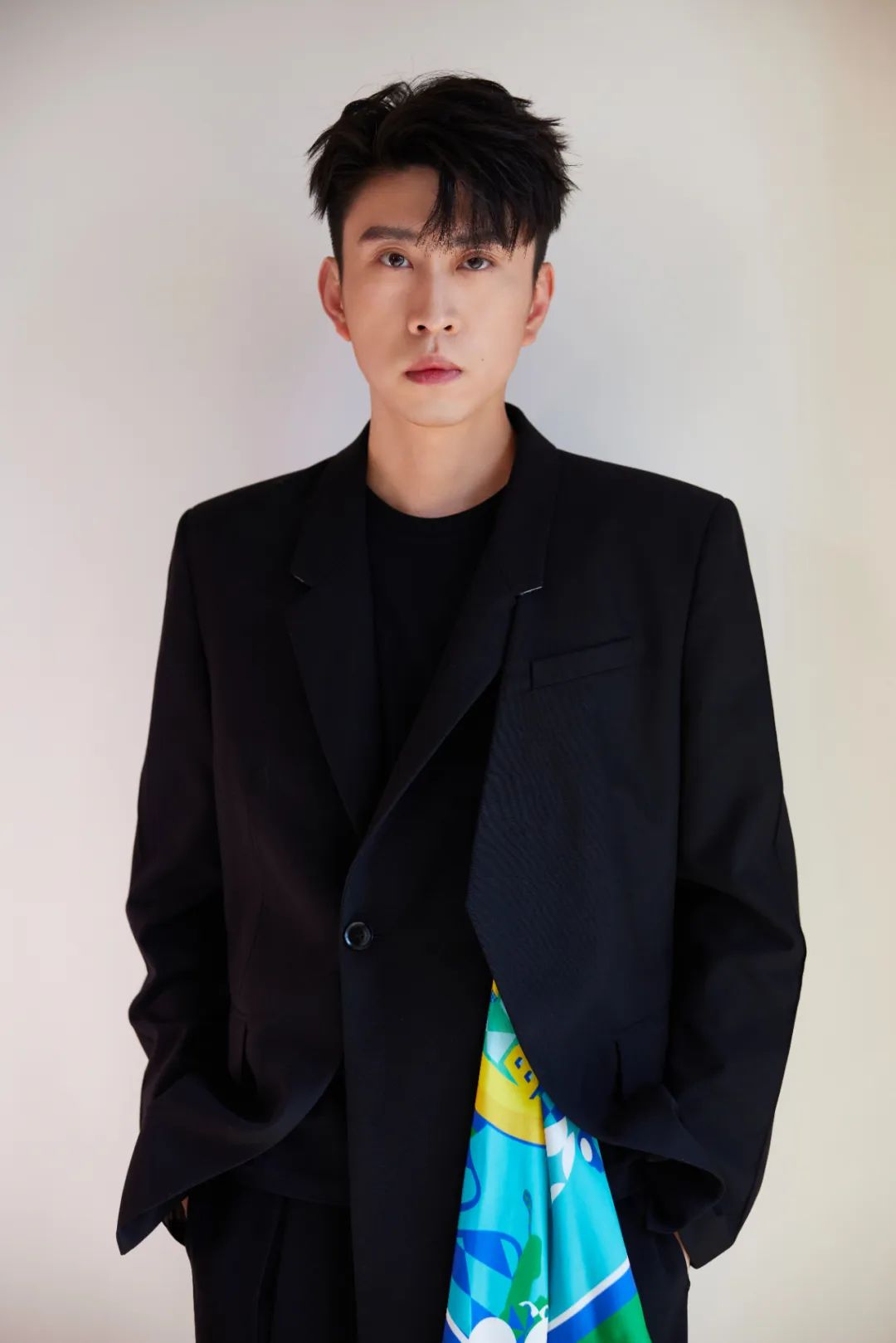 电影《了不起的夜晚》中,演员蒋易以长发披肩,嗓音沙哑的"丽妃"形象