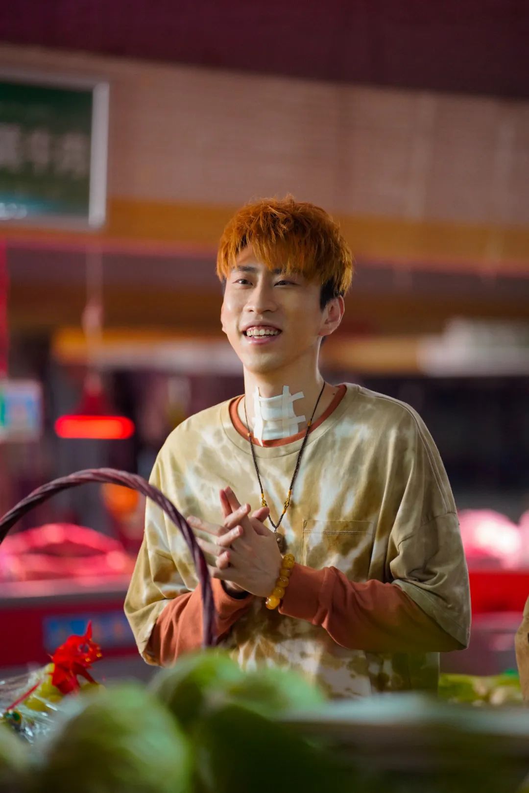 为了更接近电影《了不起的夜晚》中"猴子"的人设,蒋易提议把头发染