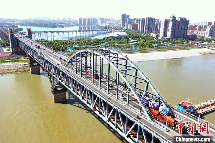 铁路工人"五一"坚守岗位守护九江长江大桥安全|九江市|铁路|王浩_新浪