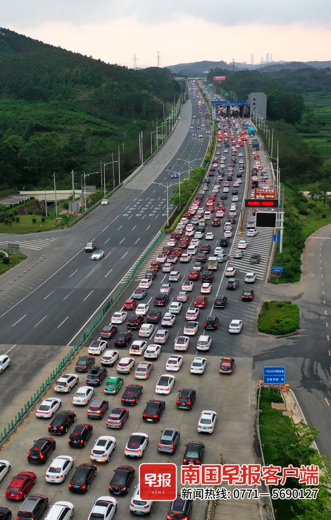 5月3日下午7时许,车辆通过南宁东收费站进城后,路面出现车流拥堵.