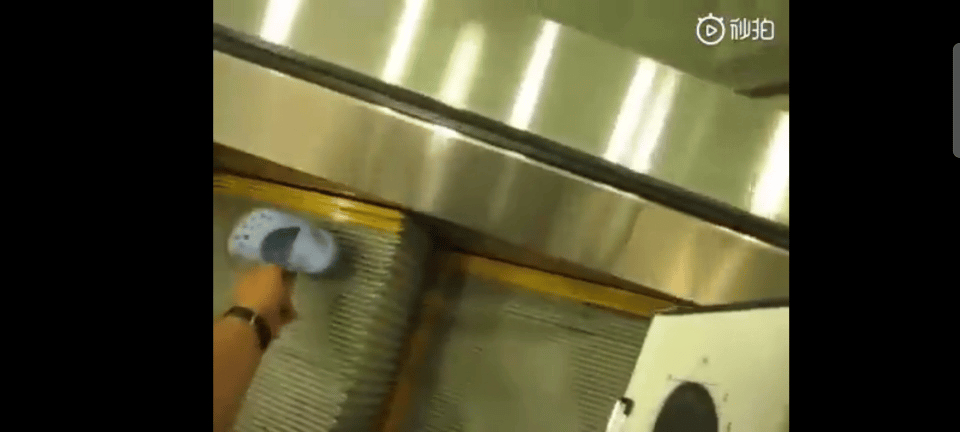 稍有不慎就会被卷进电梯缝