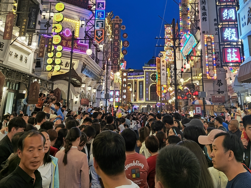 最火五一旅游:通宵不睡觉的“特种兵旅游” ,每天花费仅百元__财经头条