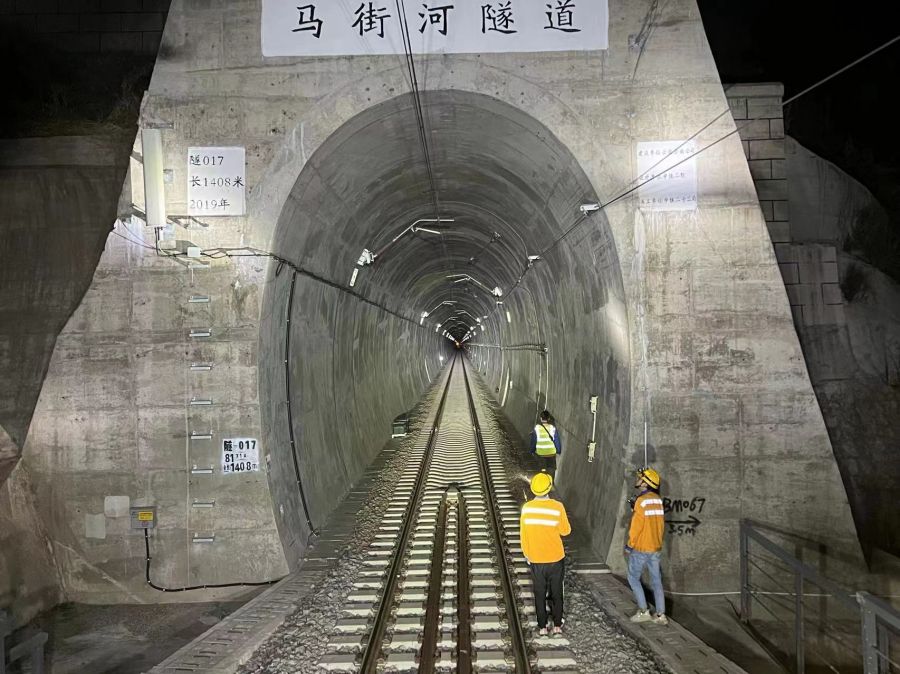 国铁昆明局广通工电段技术人员开展隧道设备检查.徐靖洪68摄