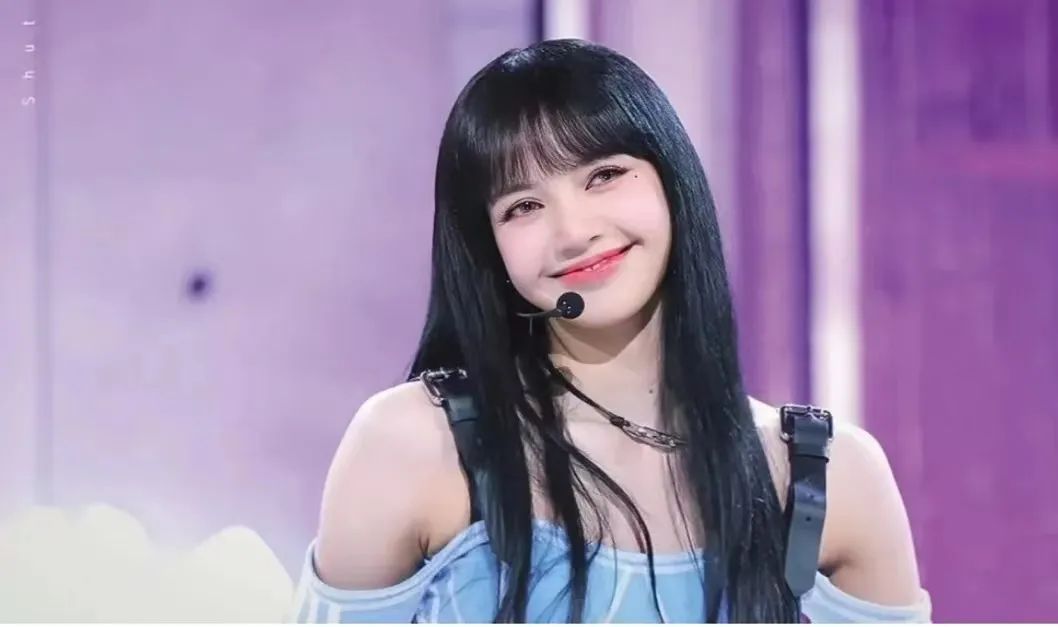 黑发的jennie,人间香奈儿!不过话说,选发色这事着实是个难题.