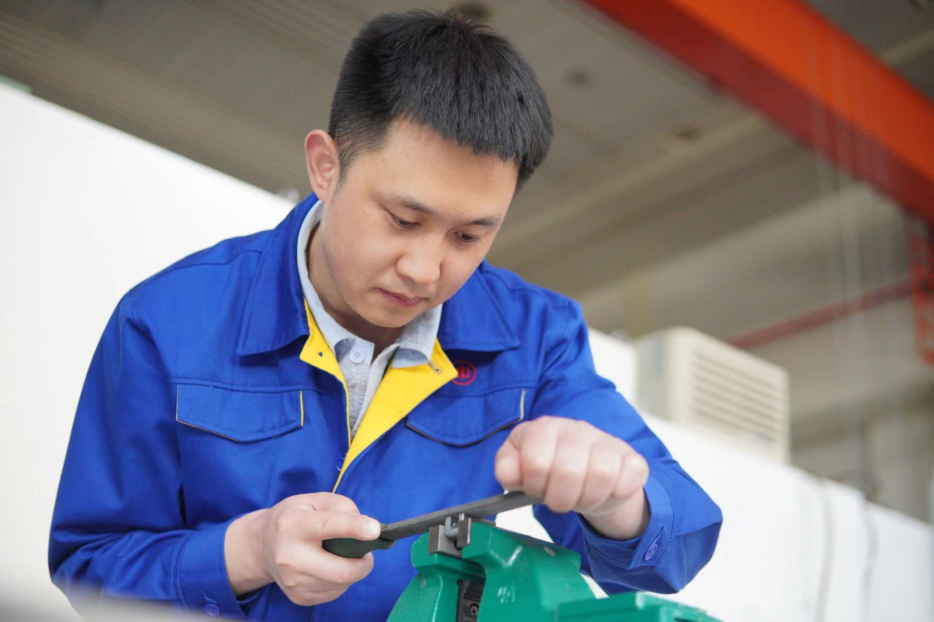 张文良是沈阳造币有限公司的一名钳工.