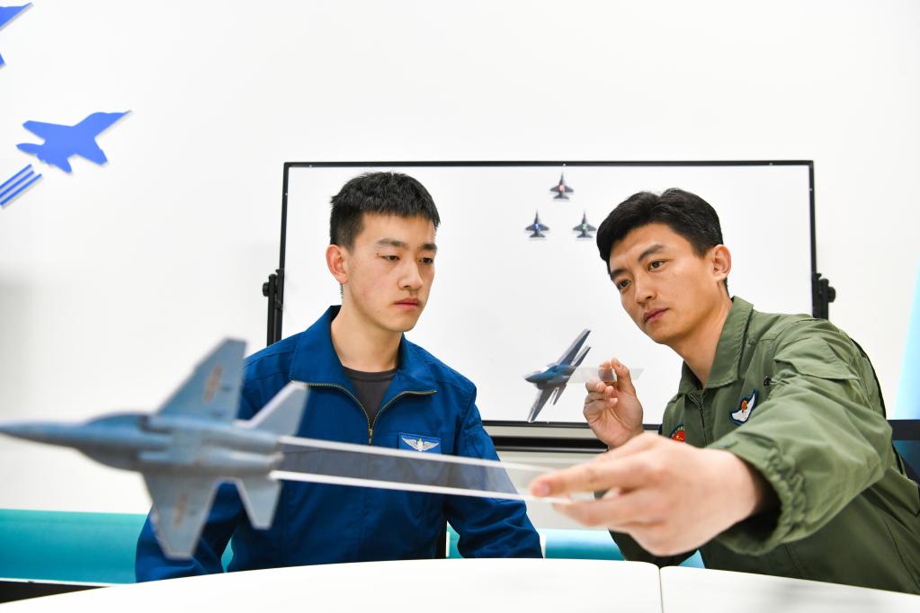 空军石家庄飞行学院某旅飞行教员与"清北班"学员进行一对一协同赘备