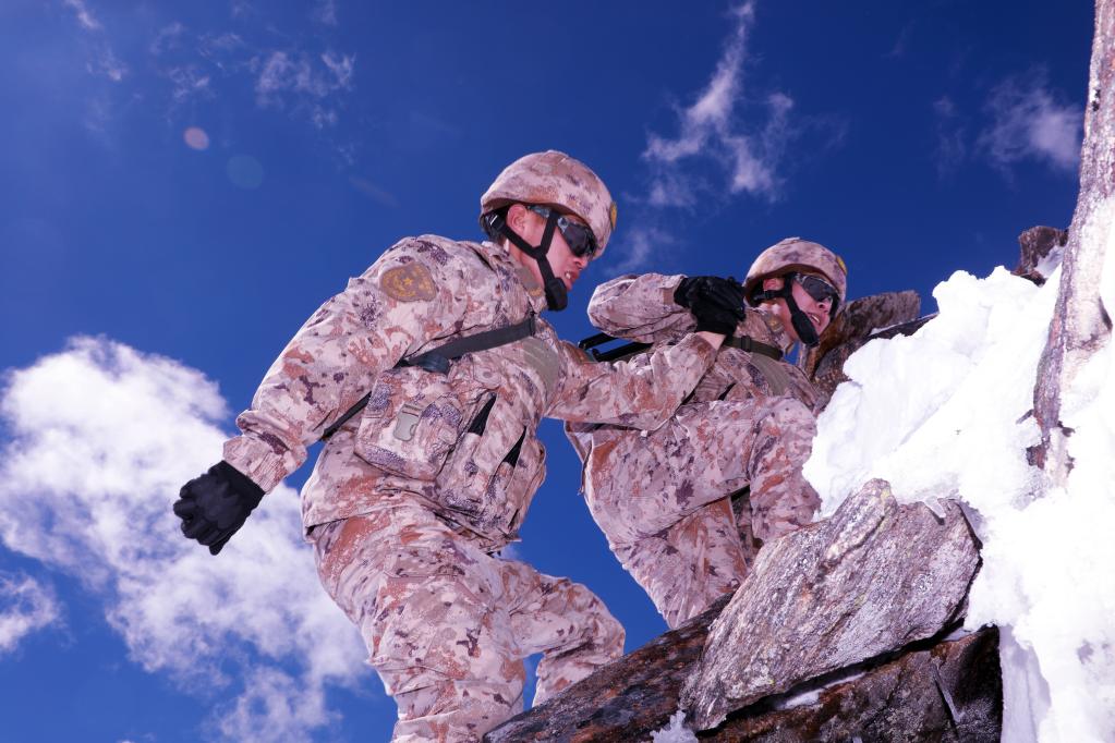 西藏军区某边防团标沙拉错哨点官兵巡逻途中攀爬雪山(2023年4月2杖 