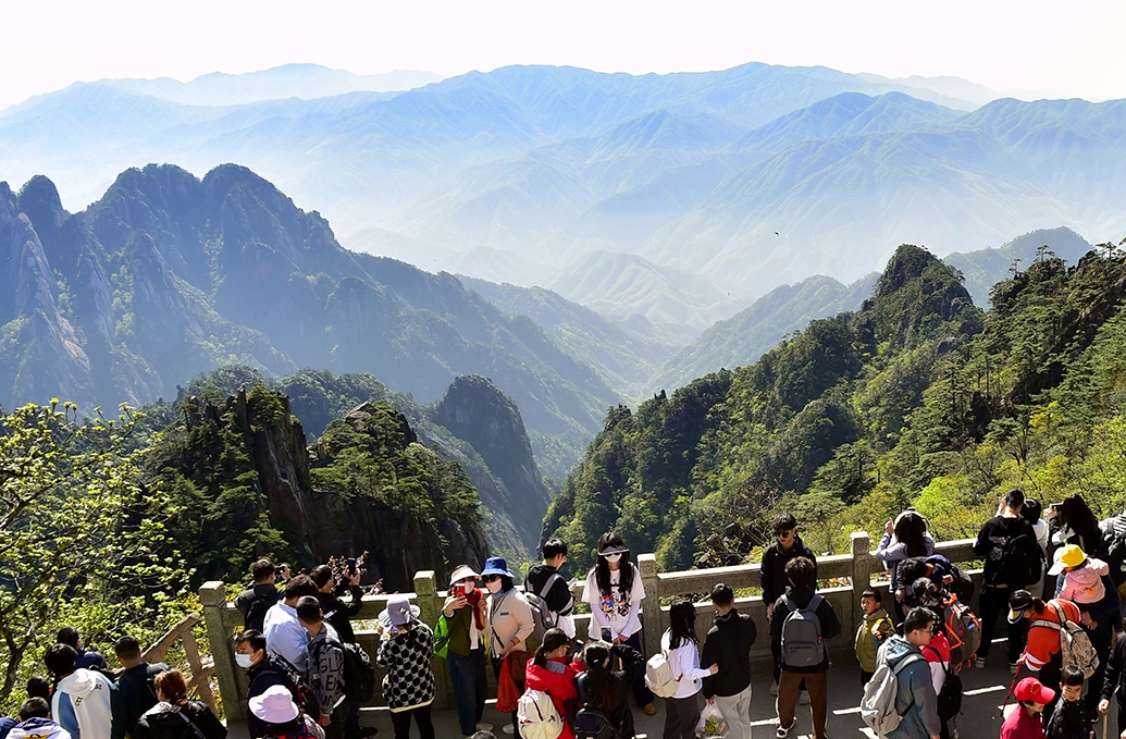 4月30日,游客在黄山白鹅岭赏景拍照.