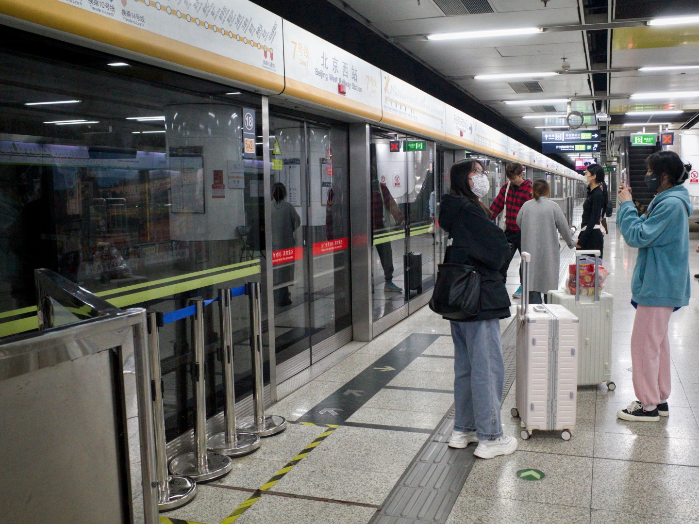 2023年4月29日,凌晨1点37分,地铁7号线北京西站,几名乘客正在候车.