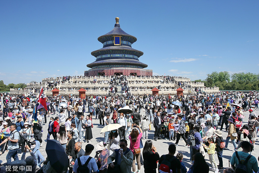 4月30日,北京,五一假期第二天,天坛公园祈年殿前人头攒动,游客持续