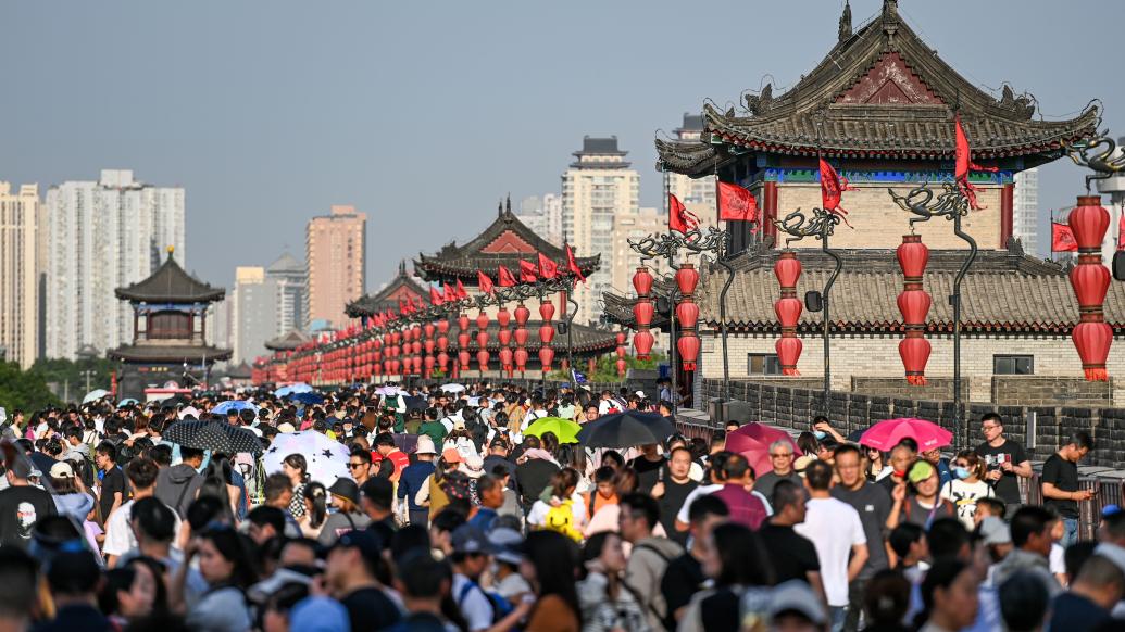 4月30日,游客在西安城墙景区参观游览。 “五一”小长假期间,人们来到各地景区游玩,乐享假期。 新华社 发(邹竞一 摄)