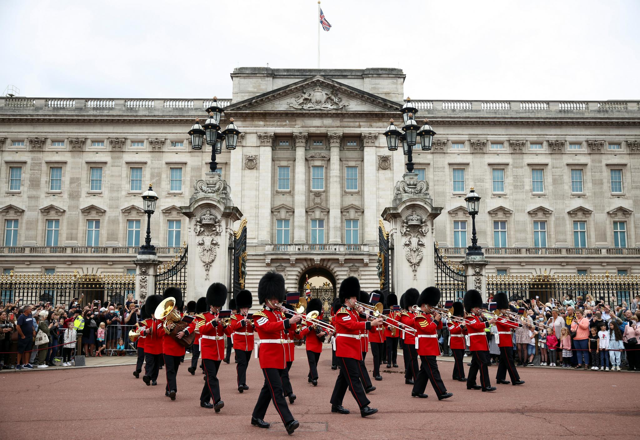 ▲当地时候2021年8月23日,英国伦敦白金汉宫卫兵举行换岗庆典。图/新华社