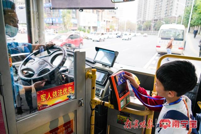 图为学生刷卡乘车