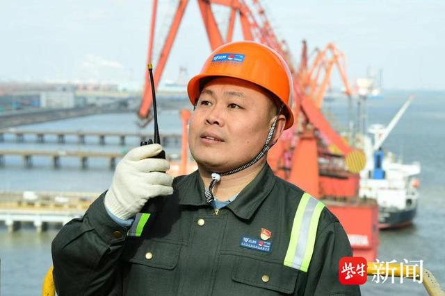 全国人大代表褚锋为一线产业工人和港口行业发声