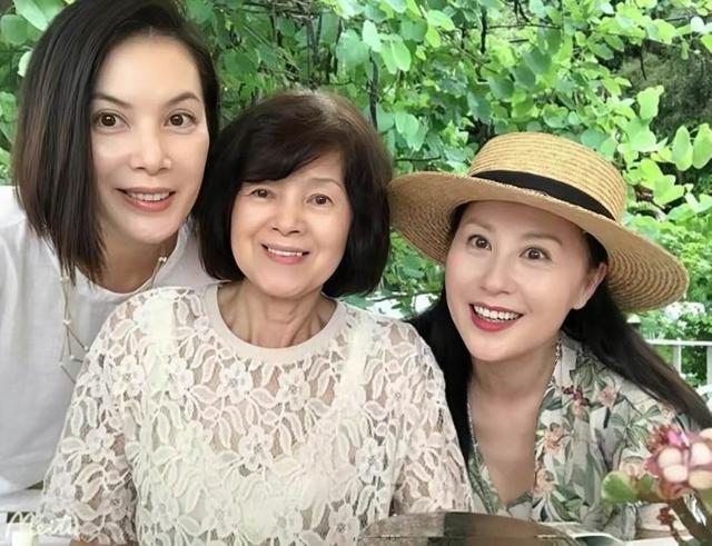 恭喜!香港知名女星公开新恋情,未婚产女遭大20岁前男友家暴