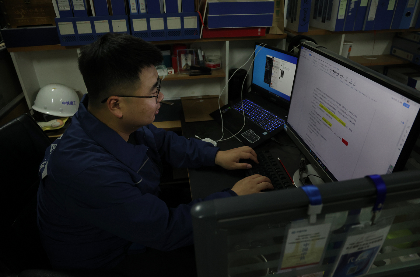 白天八小时在工地,随后在办公室加班三四小时,这种工作节奏是钱龙的