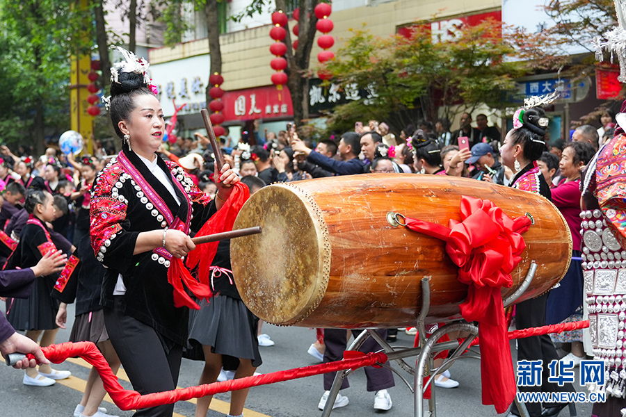 贵州台江:万名苗族同胞盛装巡游欢度姊妹节