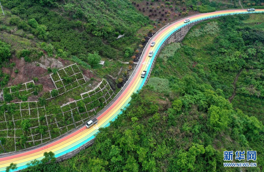 摄)该公路为进入宣恩县城仙山贡水旅游区的单向双车道盘山公路