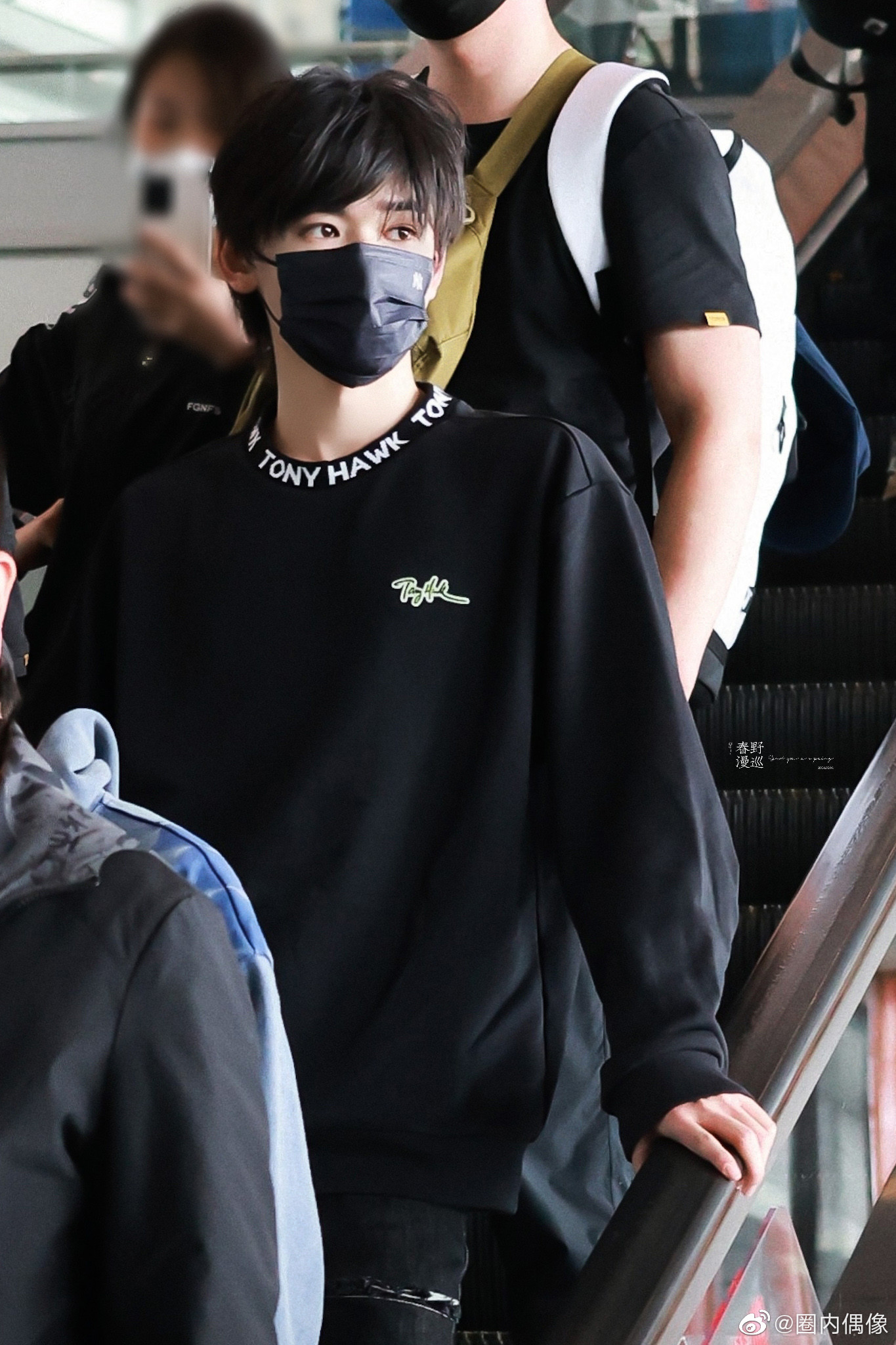 宋亚轩今日机场最新饭拍 黑色上衣,拼接牛仔裤造型……|宋亚轩|牛仔裤