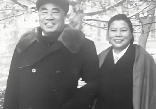 于1971年的9月13日，昔日威风凛凛、名震天下的林彪叛国投敌，因乘坐的飞机出现意外事故，结果被高空摔死在蒙古温都尔汗的异国他乡。 ​