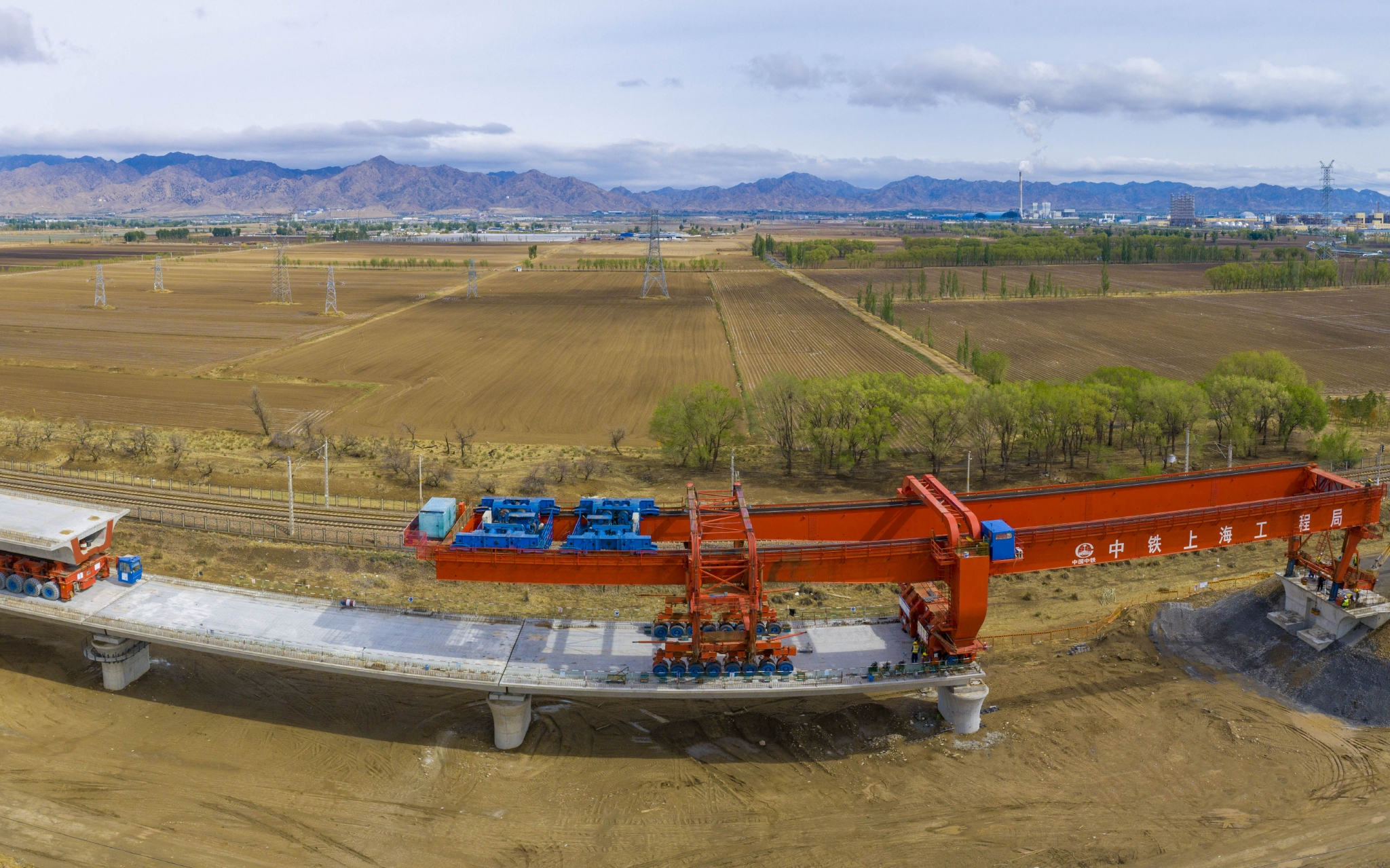 包银高铁内蒙古段首座跨铁路特大桥箱梁架设完成|箱梁|高铁|铁路_新浪