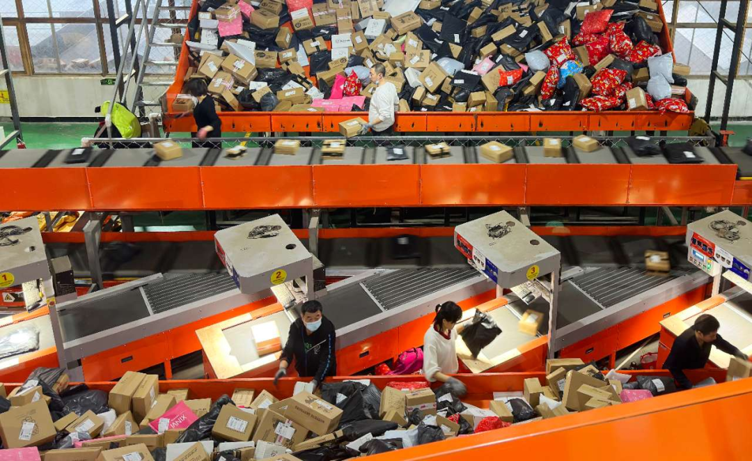 白沟新城一快递公司车间工作人员正分拣包裹