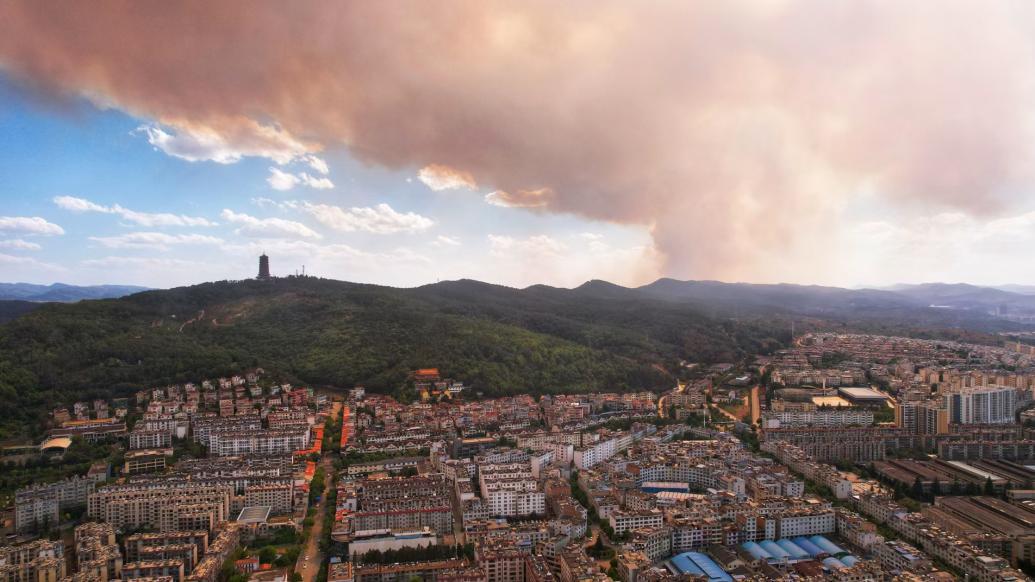 云南曲靖马龙区突发山火:火情整体可控,烟雾飘至麒麟区上空