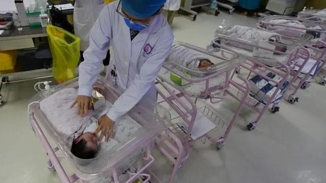 2021年4月25日，安徽阜阳，阜阳市妇女儿童医院病房中的新生儿。人民视觉 资料图