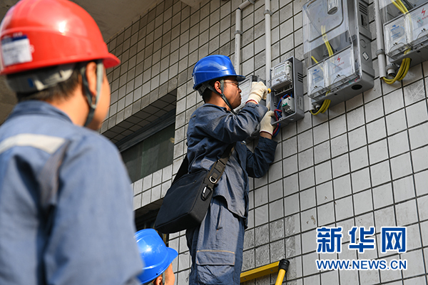 南方电网贵州毕节大方供电局工作人员在为申请业扩报装的用户安装电表