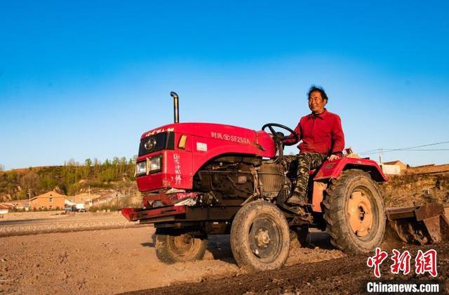 农机手驾驶拖拉机旋耕作业. 张文军 摄