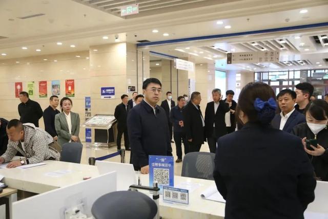 李兵:发扬求真务实作风提升政务服务水平 让群众企业有更多实实在在的