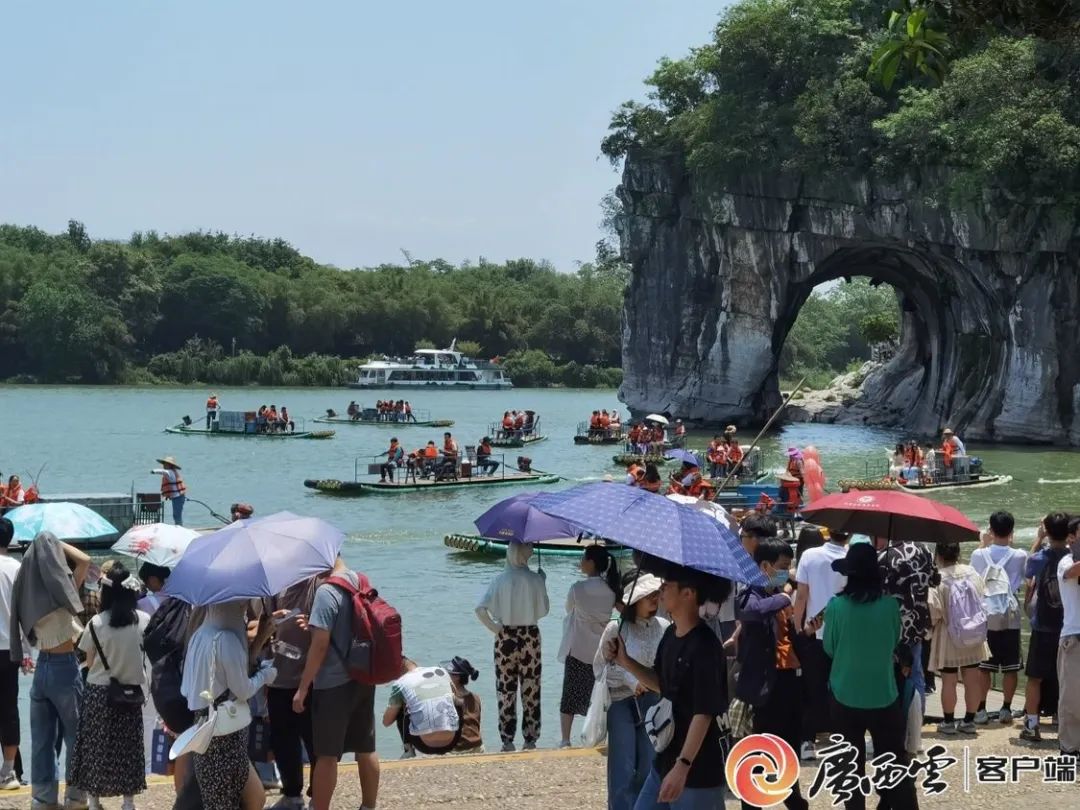 游客打卡桂林象鼻山景区.广西日报-广西云客户端记者 傅清龙&nbsp;摄