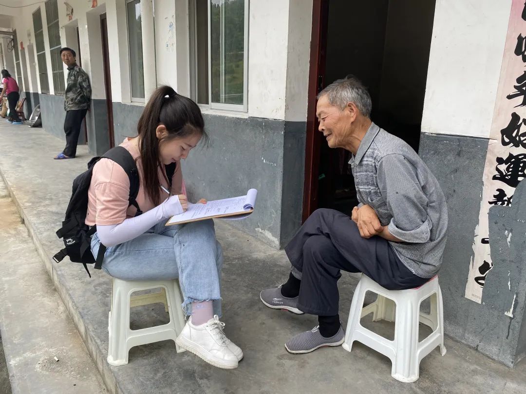 中国农大博士生陈诺,正在为一位老人做调查问卷.受访者供图
